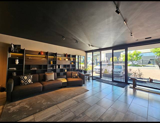 1,000M² SHOWROOM TO LET IN KRAMERVILLE
